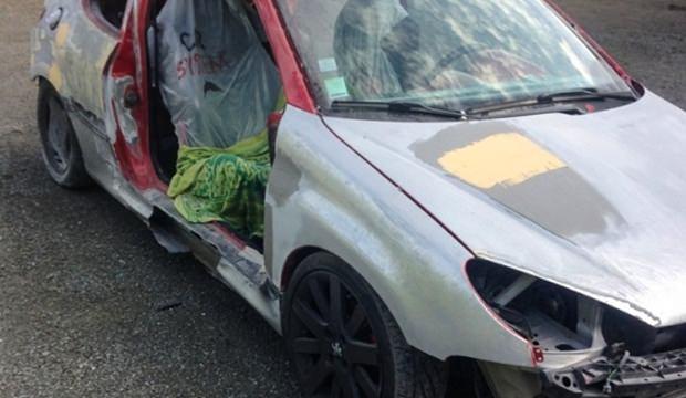 <p>Peugeot 206 sahibi adam aracını yenilemek istedi ve işe koyuldu. Önce boyasını kaldıran adamın yaptığı değişim göz kamaştırdı. İşte adım adım Peugeot 206'nın sıradışı değişimi...</p>
