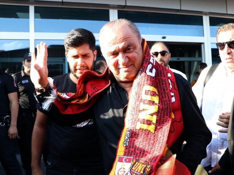 <p>Galatasaray, Süper Lig'in 3'üncü haftasında yarın İstikbal Mobilya Kayserispor ile yapacağı karşılaşma için Kayseri'ye geldi. Galatasaray teknik direktörü Fatih Terim'e taraftar ilgi gösterdi.</p>
