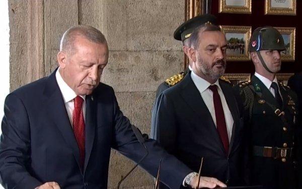 <p> Cumhurbaşkanı Erdoğan, mesajını okudu: <strong>"Aziz Atatürk bugün büyük zaferin 97'inci yıl dönümüne ulaşmanın gururunu yaşıyoruz. Büyük Zafer'in kazanılmasında emeği geçen başta zatıaliniz olmak üzere tüm komutanlarımızı, askerlerimizi milletimin her bir ferdini minnetle anıyoruz. Şehitlerimizin fedakarlıkları üzerinde yükselen cumhuriyeti canımız pahasına korumakta kararlıyız.</strong></p>
