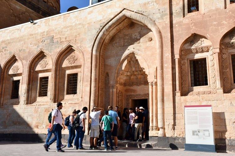 <p>- "Anadolu'daki tek saray"</p>

<p>İshakpaşa Sarayı'nın aynı zamanda Anadolu'daki tek saray olması açısından da önemli olduğunu aktaran Çetin, saray bulunduğu konum itibarıyla sadece Osmanlı mimarisinin izlerini değil, aynı zamanda Selçuklu mimarisi ve Kafkas sanatlarının geleneklerini bünyesinde barındıran eklektik özellikler taşıdığını aktardı.</p>
