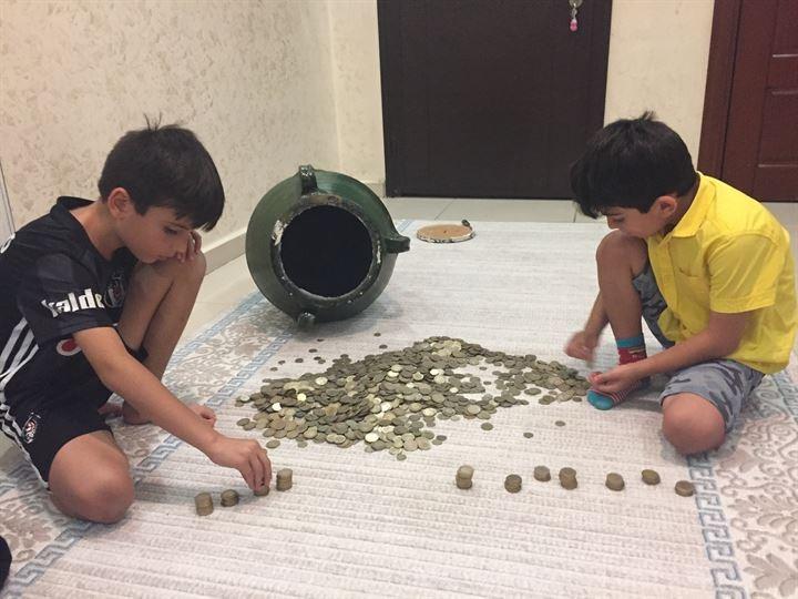 <p>Çocuklarının 6 yıldır para attığı küpü heyecanla açtıklarını dile getiren Özyeşil, "Küpte 7 bin 910 lira para biriktirdiklerine şahit oldum. O kadar paranın biriktiğini görünce çocuklarımla şaşırdık. Kumbara kültürümüz devam edecek. Bu paraları bankada bütün hale getireceğiz ve aldığım iki küçük küpe atacağız." diye konuştu. Üniversite yıllarında ekonomik zorluklar çektiğini ve çocuklarının da aynı durumu yaşamamaları için şimdiden çeşitli çalışmalar yaptığını aktaran Özyeşil, bu kumbara fikrinin de bunlardan biri olduğunu anlattı.</p>