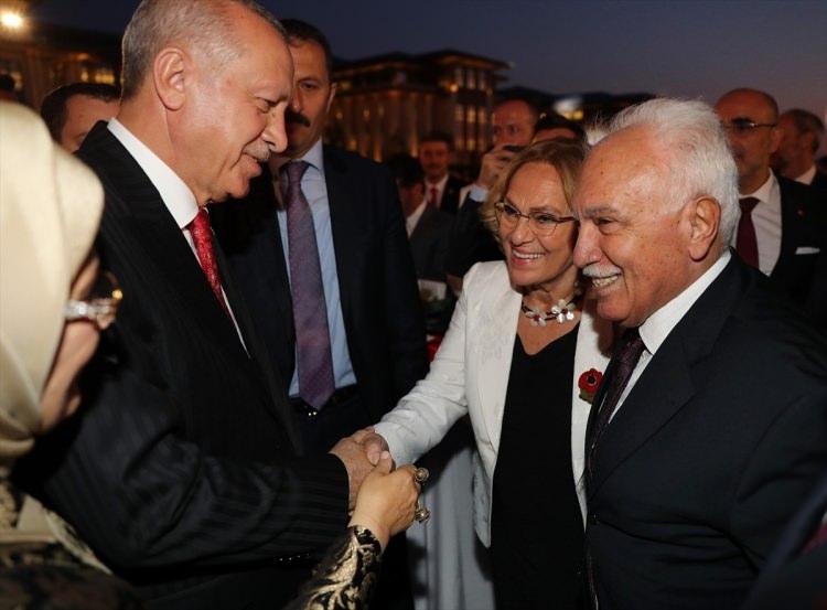 <p>Türkiye Cumhurbaşkanı Recep Tayyip Erdoğan, Cumhurbaşkanlığı Külliyesi'nde 30 Ağustos Zafer Bayramı dolayısıyla resepsiyon verdi. Resepsiyona sürpriz isimler katıldı. </p>

<p>İşte resepsiyona katılan isimler...</p>
