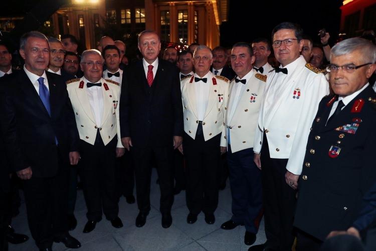 <p>Milli Savunma Bakanı Hulusi Akar, Akar, Genelkurmay Başkanı Orgeneral Yaşar Güler, Kara Kuvvetleri Komutanı Orgeneral Ümit Dündar, Deniz Kuvvetleri Komutanı Oramiral Adnan Özbal, Hava Kuvvetleri Komutanı Orgeneral Hasan Küçükakyüz, Jandarma Genel Komutanı Orgeneral Arif Çetin </p>

<p> </p>
