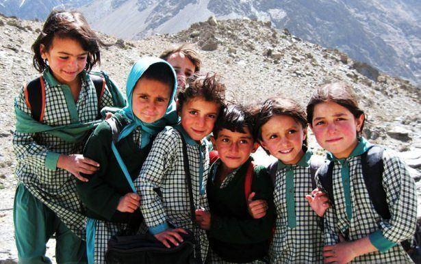 <p>Etrafında 6000 ile 7788 m. ye kadar y&uuml;kseklikte muhteşem g&ouml;r&uuml;n&uuml;ml&uuml; zirveler var.</p>
