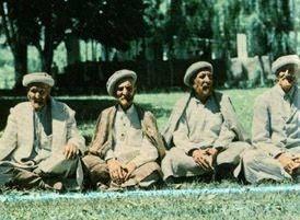 <p><strong>Tarih</strong></p>

<p>Asırlarca yolu, izi olmayan, erişilmesi &ccedil;ok g&uuml;&ccedil; bir yerde izole olarak yaşayan Hunzakutlar &ldquo;<em><strong>Mir</strong></em>&rdquo; dedikleri hanedan reislerinin ve ona danışmanlık yapan on iki kişiden oluşan bir İhtiyar Heyeti idaresinde, yani&nbsp;<strong>T&uuml;rk geleneklerine uygun olarak</strong>, 900 yıldan fazla bir s&uuml;re bağımsız yaşamışlar.&nbsp;Eskiden Sincan-Keşmir arasında gidip gelen kervanlara sarp ge&ccedil;itlerde baskın yaparak, mallarını &ccedil;alarak, gerektiğinde adam &ouml;ld&uuml;rerek ge&ccedil;imlerini sağlarlarmış. Ancak komşu halkların sert tepkileri &uuml;zerine 1860 da onlara s&ouml;z vererek bundan vazge&ccedil;mek zorunda kalmışlar.</p>
