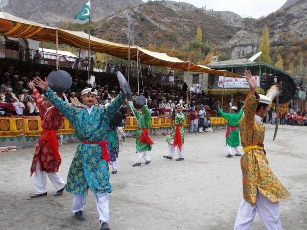 <p>Ge&ccedil;mişte durum nasıldı bilemeyiz. Kadınlarının başları a&ccedil;ık gezdikleri iddialarına karşın fotoğraflar ve gidenler pek de &ouml;yle demiyor.&nbsp;&nbsp;</p>
