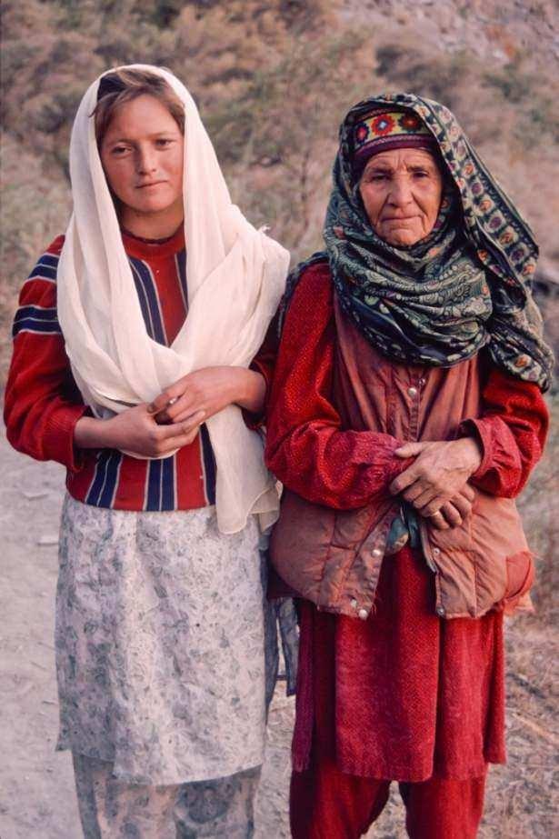 <p>Kanıt olarak da &ccedil;evre halkı Peştunlara g&ouml;re beyaz tenlerini, farklı dil ve k&uuml;lt&uuml;rlerini g&ouml;steriyorlar. Ancak T&uuml;rkler de Pakistanlılara g&ouml;re beyaz tenli, dil ve k&uuml;lt&uuml;rleri farklı, kaldı ki Hunzaların yaşadıkları &uuml;lke olan Pakistan&rsquo;ın resmi dili Urdu bir zamanlar o topraklara h&uuml;kmetmiş olan T&uuml;rk H&uuml;k&uuml;mdarı Gazneli Mahmut&rsquo;un ordusunun dili.</p>
