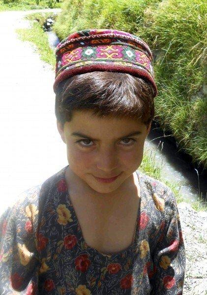 <p>Hunza&rsquo;daki &ldquo;Hun&rdquo; &ouml;neki onların k&ouml;keninin Hunlara dayandığının g&ouml;stergesi olabilir. Bir tarafta Hunza, Buroşo dilinde &ldquo;OK&rdquo; demek, diğer tarafta T&uuml;rklerin en b&uuml;y&uuml;k boyları Oğuz&rsquo;un aslı &ldquo;OK UZ&rdquo;.&nbsp;<strong>T&uuml;rk boyları ve T&uuml;rklerle genetik bağları var.</strong></p>
