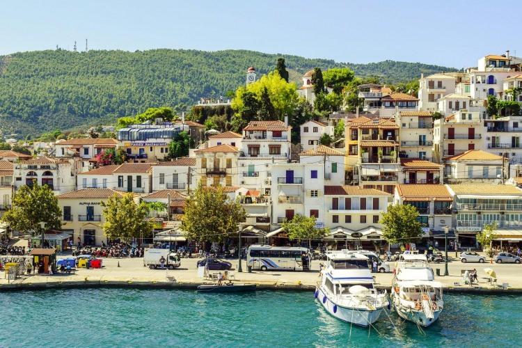 <p>Girit ve Çuha adaları arasında kalan Küçük Çuha'da belediye, bölgeye yerleşecek ailelere ilk 3 yıl boyunca ayda 500 Euro (3 bin 230 TL) vereceğini açıkladı.</p>
<p> </p>