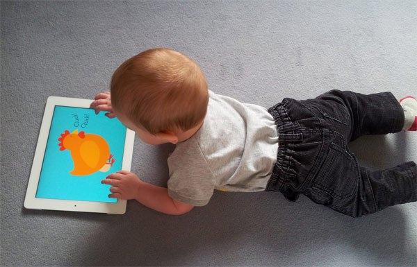<p>Tablet izlerken sadece izlemeye odaklanan bebekler karşılıklı iletişim olmadığındna konuşma ve hareket etme gibi becerilerini kullanmamaya başlıyor. Ayrıca ekranda her şeyi gördüklerinden zihinsel gelişimlerini artıracak beyin dalagalanmaları artmıyor. Bu da uzun yıllar çocuğun hareket etme, konuşma veya yemek yeme gibi isteklerini azaltıyor. </p>