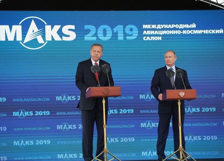 <p>Cumhurbaşkanı Erdoğan, Jukovskiy kentindeki MAKS–2019 Uluslararası Havacılık ve Uzay Fuarı’nın Açılış Töreni'ne, Rusya Devlet Başkanı Vladimir Putin ile birlikte katılarak konuşma yaptı.</p>
