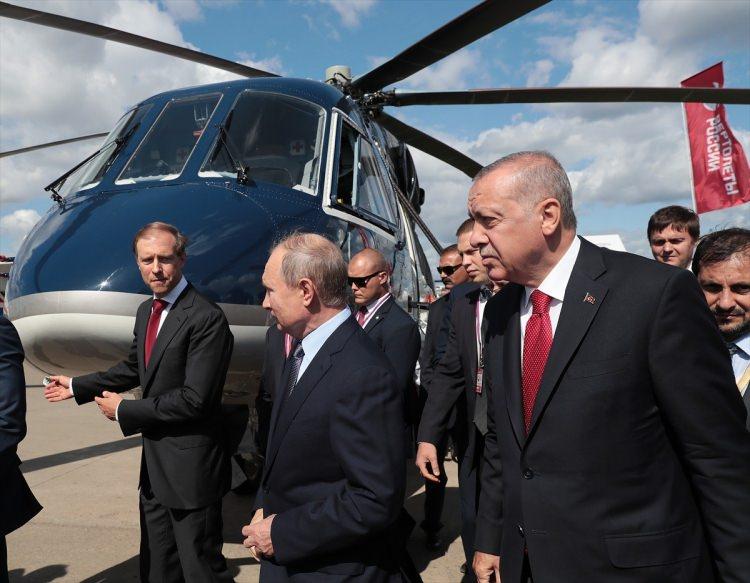 <p>Erdoğan ile Putin Rus yapımı helikopteri inceledi.</p>
