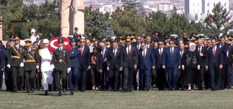 <p>Cumhurbaşkanı Recep Tayyip Erdoğan ve devlet erkânı 30 Ağustos Zafer Bayramı dolayısıyla Anıtkabir'e geldi. Cumhurbaşkanı Erdoğan, devlet erkânı Aslanlı Yol'dan yürüyerek Anıtkabir'e ulaştı.</p>

