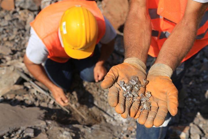 <p>Akgün, ruhsat alanının 20 kilometrelik bölümünden sadece 4 kilometrelik kısmında söz konusu kristallere rastlandığına işaret ederek, sözlerini şöyle sürdürdü:</p>