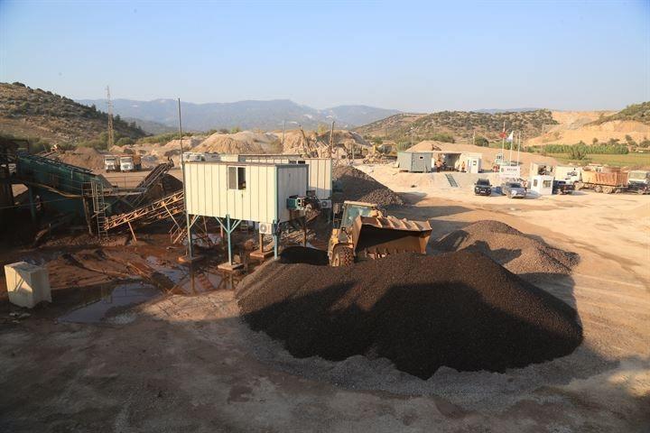 <p>Gerçek diaspor, doğru ve yumuşak renk geçişleri sağlar. Gün ışığında ve beyaz lambalar altında yeşil, kapalı mekanlarda kullandığımız sıcak renk veren ampuller altında kahverengimsi tonlarda renk verir. Mum ışığında ise pembemsidir. Renk değişimi sentetik taşların aksine çok yumuşak geçişler halinde olur. Naturel diaspor nadir bulunan değerli bir süs taşıdır."</p>