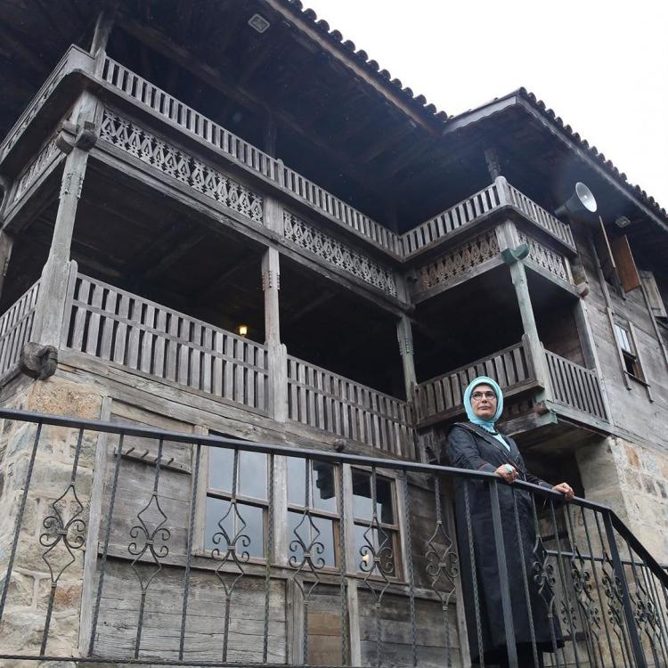 <p><span style="color:#800080"><em>'Rize’de Güneyce Hacışeyh Camii ve Kalkandere Hüseyinhoca Köyü Camii’ni ziyaret ettik. 1800’lü yıllardan miras kalan geçme tekniği ile kestane ve çam ağaçlarından inşa edilen camilerimiz, ahşap oymacılığı ve kündekâri sanatlarının da nadir örneklerini sunuyor.'</em></span></p>