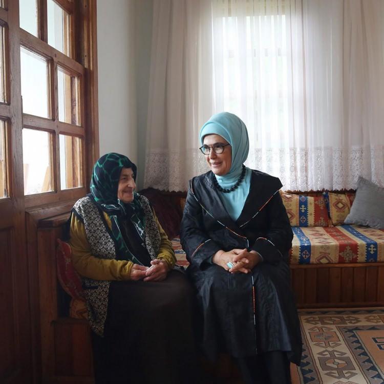 <p><span style="color:#800080"><em>'Doğu Karadeniz’in eşsiz doğal güzellikleri ile ünlü Hemşin’de emektar kadınlarımızla samimi sohbetler yaptık.'</em></span></p>