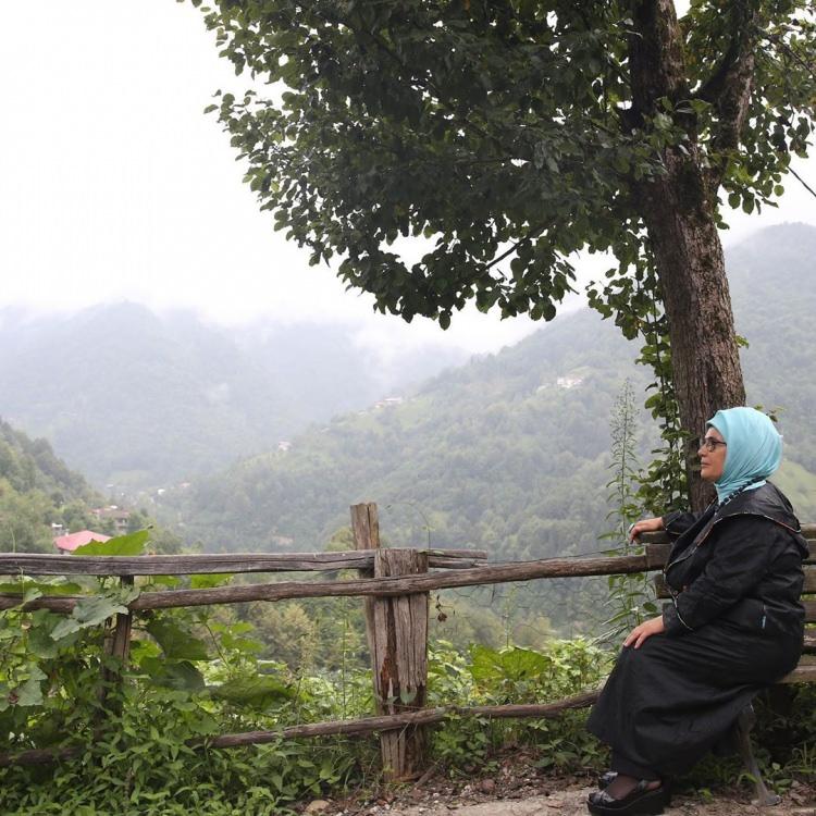 <p>Emine Erdoğan, yakın zamanda da Doğu Karadeniz gezisinden fotoğraflarını sosyal medyadan paylaşmıştı. Erdoğan'ın paylaştığı fotoğraflar, büyük beğeni toplamıştı.</p>
