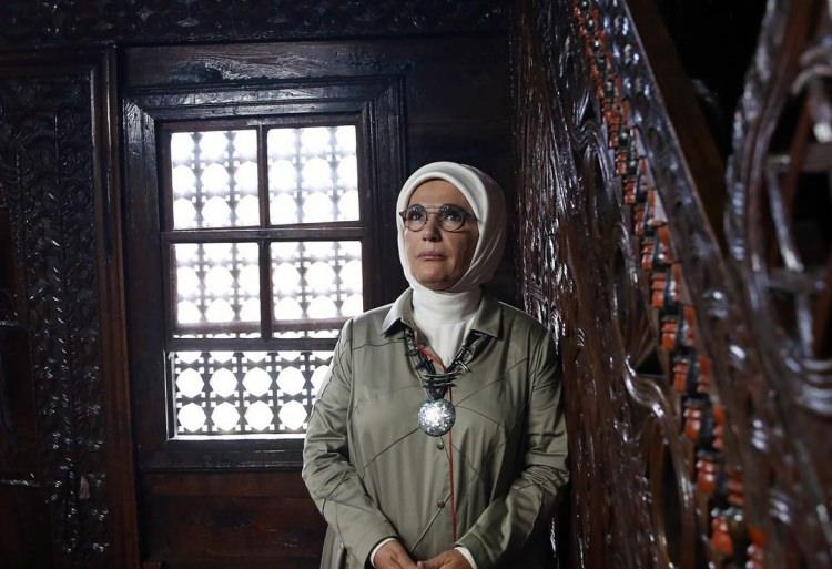 <p>Bölge insanıyla bir araya gelen Erdoğan, Karadeniz gezisiyle ilgili duygularını da paylaşmıştı.</p>
<p><strong><a href="http://www.yasemin.com/moda/haber/2853594-2019un-trend-sal-baglama-stiline-emine-erdogan-da-uydu" target="_blank"><span style="color:#800080">2019'UN TREND ŞAL MODASINA EMİNE ERDOĞAN DA UYDU</span></a></strong></p>