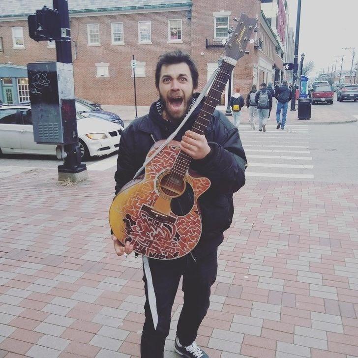 <p>Sokakta yaşayan evsiz bir adama müzik yapıp biraz para kazanabilmesi için kendi gitarını hediye eden müzisyen, onun yüzündeki mutluluğu da ölümsüzleştirmiş.</p>
