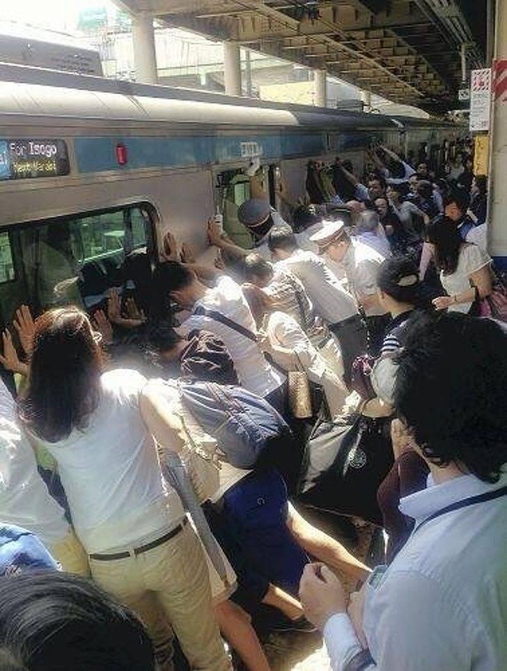 <p>Tren ve istasyon boşluğuna sıkışan kişi için el birliğiyle uğraşan ve onu kurtaran diğer yolcular.</p>