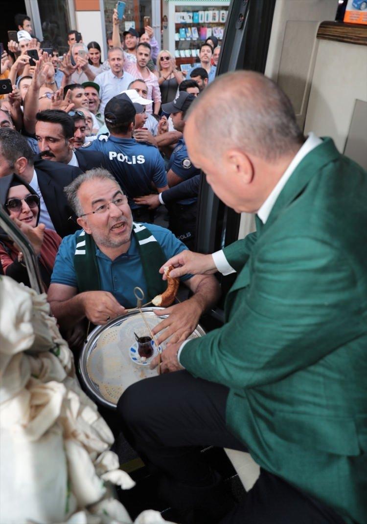 <p>Konya Mevlana Meydanı'nda gerçekleştirilen toplu açılış törenine katılan Türkiye Cumhurbaşkanı Recep Tayyip Erdoğan'a bir vatandaş çay ve simit ikram etti.</p>

<p> </p>
