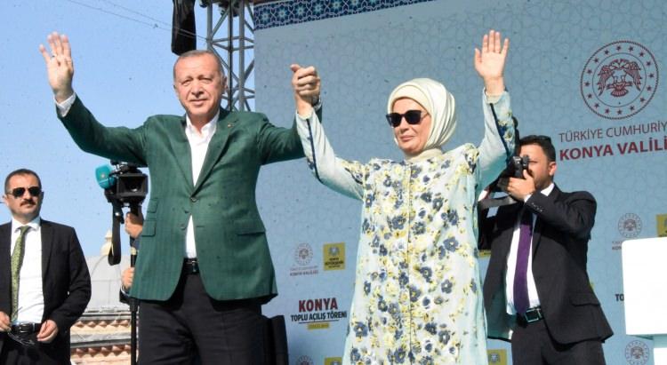 <p>Konya'da Toplu Açılış Töreni'nde konuşan Cumhurbaşkanı Erdoğan, Konya'ya metro müjdesini vererek, eylül ayında ihalenin yapılacağını açıkladı. Erdoğan ayrıca, 645 milyon lira bedeliyle 88 eserin açılışını da gerçekleştirdi</p>

<p> </p>
