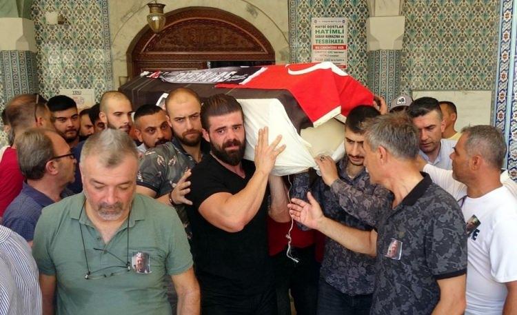 <p>Kısa süre önce geçirdiği beyin kanaması nedeniyle Adana'da hastaneye kaldırılan Faruk Şavlı, kurtarılamadı. Faruk Şavlı'nın cenazesi toprağa verilmek üzere memleketi Burdur'a götürüldü.</p>
