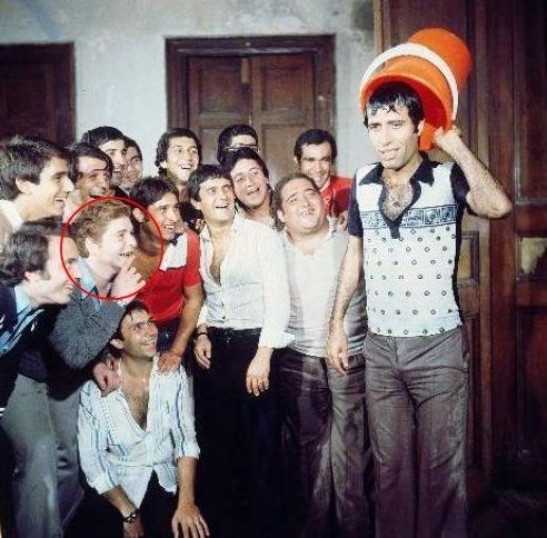 <p>FARUK ŞAVLI KİMDİR? </p>
<p>'Hababam Sınıfı' serinin ilk filmi için yönetmen Ertem Eğilmez'in gazeteye verdiği ilanı gören Feridun Şavlı ve kardeşi Faruk Şavlı başvuru yapmış, ikisi de kabul edilmişti. Birçok usta oyuncunun yer aldığı 'Hababam Sınıfı' adlı filmde, Faruk Şavlı da 'Domdom Ali' lakaplı ağabeyiyle birlikte oynamıştı.<br />
</p>
