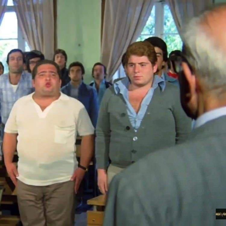 <p>Bu arada Feridun Şavlı’nın diğer kardeşi Fatih de 'Neşeli Günler' filminde 'Ziya' karakterine can veren Şener Şen'in av macerasını anlattığı sırada arkasındaki 'Çocuk Yaşar' karakterine hayat vermişti.</p>