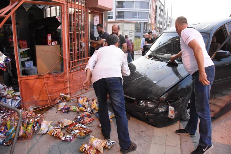 <p>Namazı kıldıktan sonra seccademi topladım, arka tarafa giderken 15 saniye fark etti. Çıktığımda araç bu şekilde dükkana girmişti. Hasarımız büyük, araç sürücü karşılayacağını söyledi.</p>

<p> </p>
