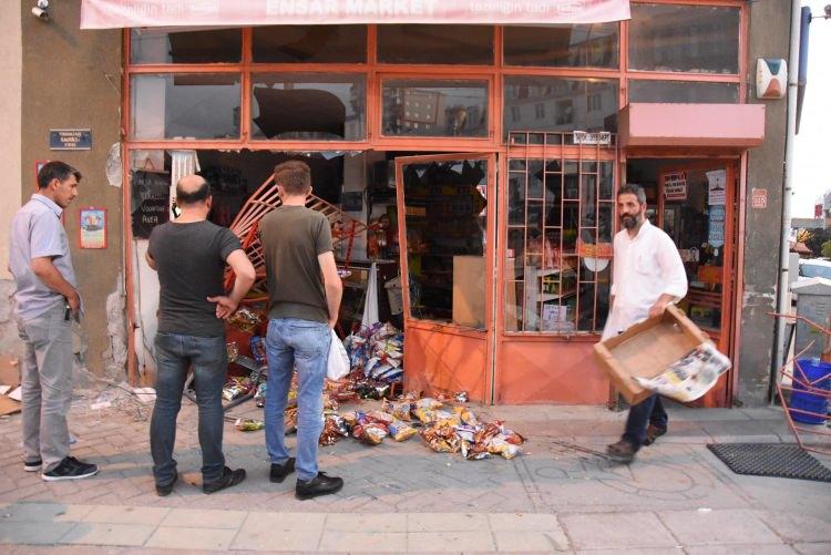 <p>Yaklaşık 15 bin liralık hasarım var. Ben namaz için çıkmasıydım, vaktinde kılmasaydım şu anda burada yoktum. Namaz hayatımı kurtardı” dedi.</p>
<p> </p>