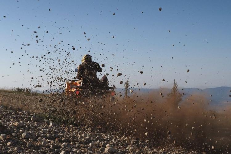 <p>7 günde tamamlanacak 2.300 kilometrelik parkurda 48 motosiklet, 4 SSV, 3 ATV, 27 otomobil ve 3 kamyonun yarışacağını belirten Çelen, 7 ülkeden 129 yarışmacının 30’unun yabancı, 22’sinin kadın olduğunu kaydetti. Zamana karşı yarışacak yarışmacıların için 18 özel etabın yer aldığını ifade eden Çelen, katedilecek yolda Türkiye’nin tarihi, kültürel ve coğrafi değerlerini öne çıkardıklarını, Bolu Abant’tan başlayan maceranın tarihin sıfır noktası Göbeklitepe’de tamamlanacağı belirtti.</p>
