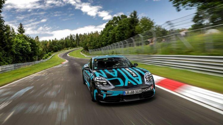<p>Porsche, son dönemde elektrikli otomobil alanında ciddi yatırımlar yapan firmalardan biri.</p>

<p>Firma, bu yatırımlardan aslan payını alan modellerden birisi olan ilk olarak Mission E adıyla tanıtılan elektrikli otomobil modelinin 'TAYCAN' adıyla piyasaya çıkacağı duyurmuştu. </p>
