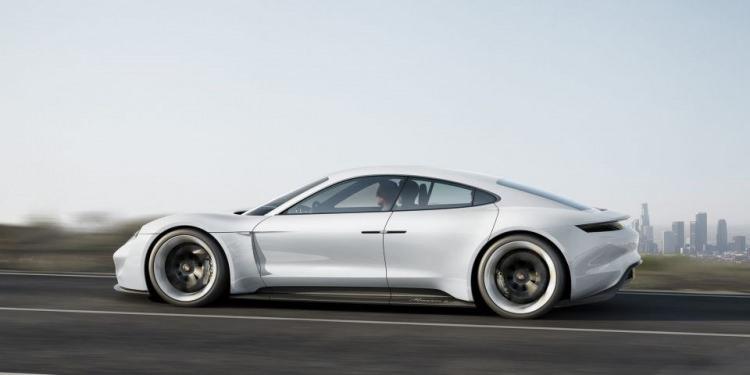 <p>Testte altı Porsche test pilotu yer aldı. Dayanıklılık testi ile sıcak hava testinin bir parçası olarak kalite güvencesi testi de yapıldı.<br />
<br />
Taycan Ürün Gamı Başkan Yardımcısı Stefan Weckbach, "Nardò'da elde edilen sonuç eşsiz 800 volt teknolojisinin ve yüksek olgunluk seviyesinin avantajlarını gözler önüne seriyor. Yıl sonunda piyasaya sürülmeden önce Taycan, dünya çapında altı milyon kilometreden fazla yol kat etmiş olacak" dedi.</p>
