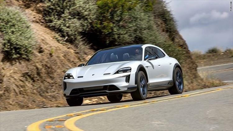 <p>Türkçe TAY ve CAN sözcüklerinin birleşiminden oluşan model Volkswagen Group'un Touran’dan sonra ikinci bir otomobil de Türkçe isimle ticarileşmiş oldu.</p>
<p>Firma Türkçe isimli otomobili için oldukça dikkat çeken bir açıklama yaptı ve Taycan sahiplerine (ABD'de) 3 yıl boyunca ücretsiz şarj hizmeti sunulacağını duyurdu. </p>