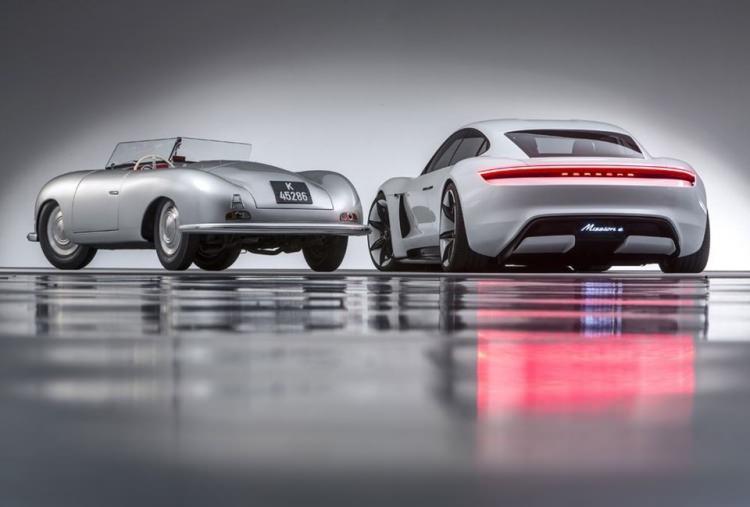 <p>Taycan 800 voltluk bir sistemle çalışan tamamen elektrikli ilk otomobil. 919 Hybrid'in Le Mans 24 Saat Yarışını üç kere üst üste kazanmasını sağlayan bu teknoloji şimdi seri üretime geçiş yapıyor. 800 volt teknolojisi istikrarlı yüksek performansı mümkün kılıyor, şarj süresini kısaltıyor ve kablo ağırlığı ile paketleme boşluğunu azaltıyor.</p>