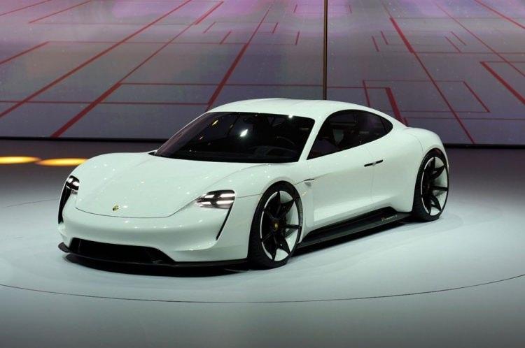 <p>Aracın tork değeri hakkında henüz resmi bir açıklama bulunmuyor ancak Porsche Taycan, toplam sistem performansı ile 440 kW yani 600 beygir güç üretebiliyor.</p>