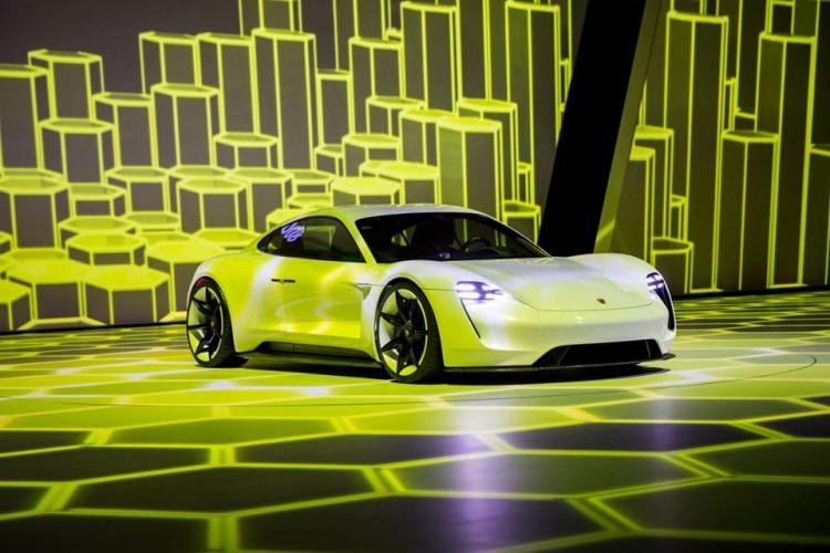 <p>Otomobilin elektrikli güç aktarma mekanizması kısa aralıklarla birkaç kez hızlanıldığında dahi tam motor gücüne ulaşılabilecek şekilde tasarlandı. Ayrıca Taycan, Temmuz ayının sonunda seri üretim öncesi 0 km/sa'ten 200 km/sa'e üst üste 26 kez çıkmayı başardı. Zamanlı sürüşlerde elde edilen ortalama hızlanma süresi 10 saniyenin altındaydı. En hızlı ve en yavaş hızlanmalar arasındaki fark sadece 0,8 saniyeydi.</p>