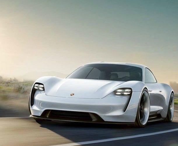 <p>Maksimum hızının 250 km/s olacağı belirtilen Taycan, 800 voltluk özel şarj sistemiyle 20 dakikada yüzde 80 oranında doldurulabilecek.</p>