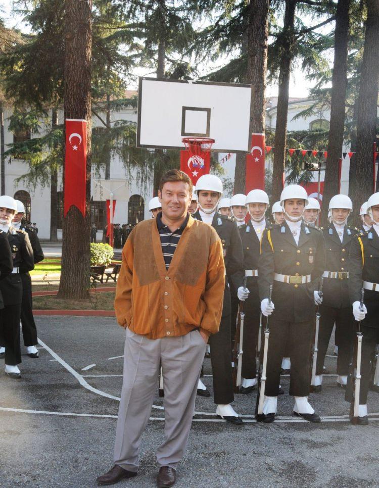 <p>Uzun şimdilerde TRT 1 ekranlarında yayınlanan Rastgele programında sunuculuk yapıyor. </p>
