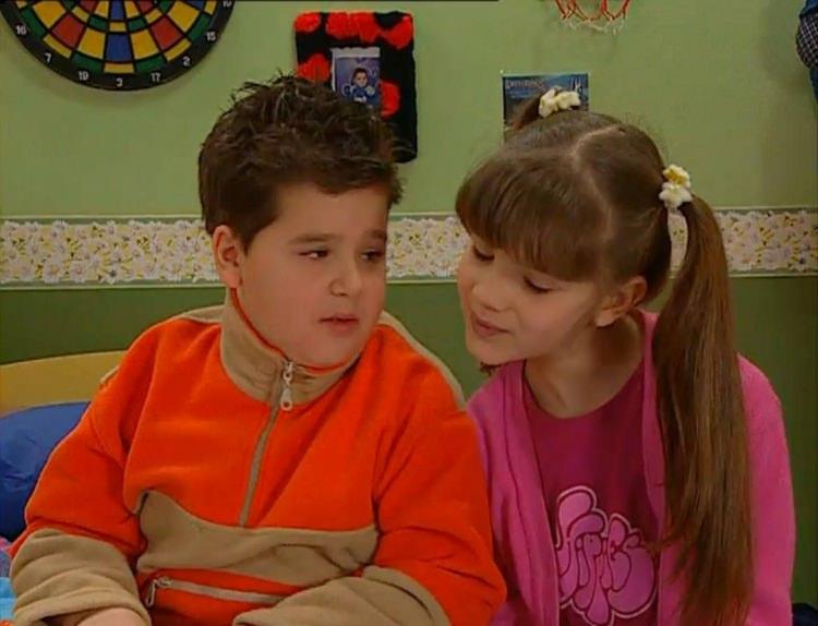 <p>Çocuk yaşlardan beri ekranlarda olan oyuncu aynı zamanda çocuk modelliği de yaptı. </p>