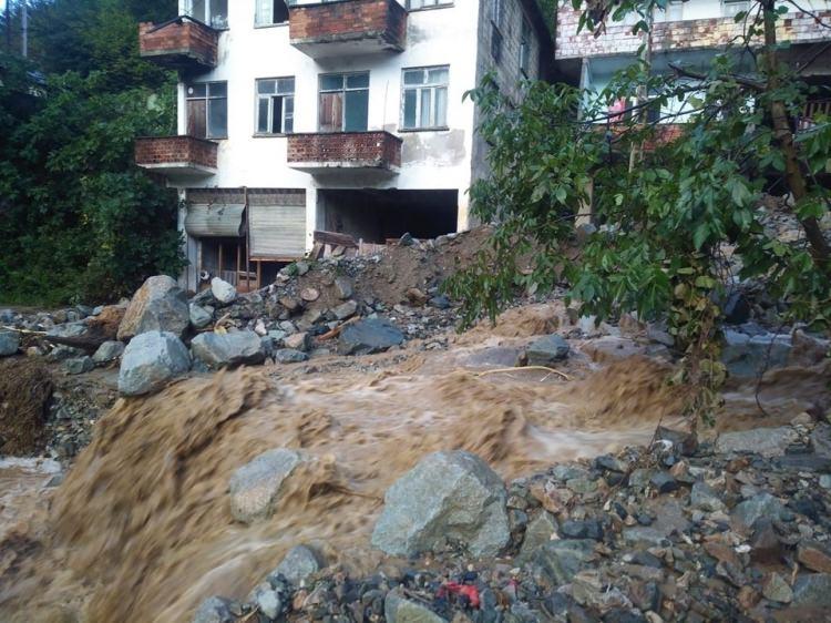 <p>Şiddetli yağış dün gece Trabzon'un Araklı ilçesinde etkili oldu. Şiddetli yağışın ardından sel ve heyelanlar yaşanırken, ilçenin Çankaya-Dağbaşı mahallesinde evleri su bastı.</p>
