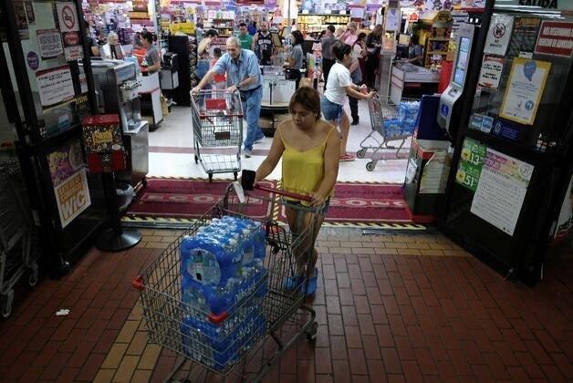 <p>İnsanlar, süper marketlerden su ve yiyecek alışverişi yaparak evlerine erzak istifledi.</p>