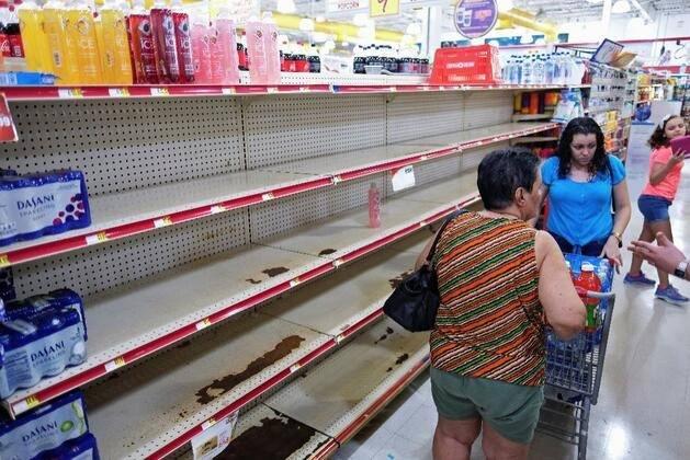 <p>Uzun kuyrukların oluştuğu marketlerde raflar tamamen boş kaldı.</p>