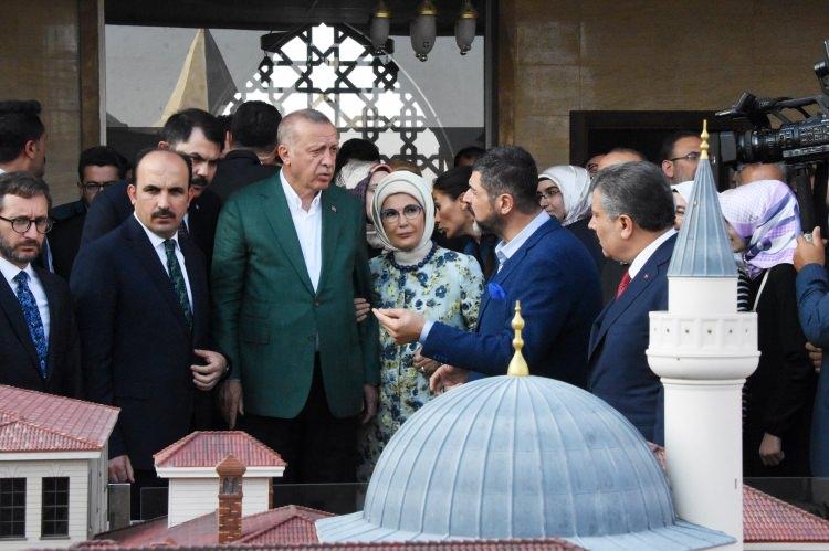 <p>Cumhurbaşkanı Erdoğan, daha sonra Büyükşehir Belediye Başkanlığı'nı ziyaret etti.</p>

<p> </p>

