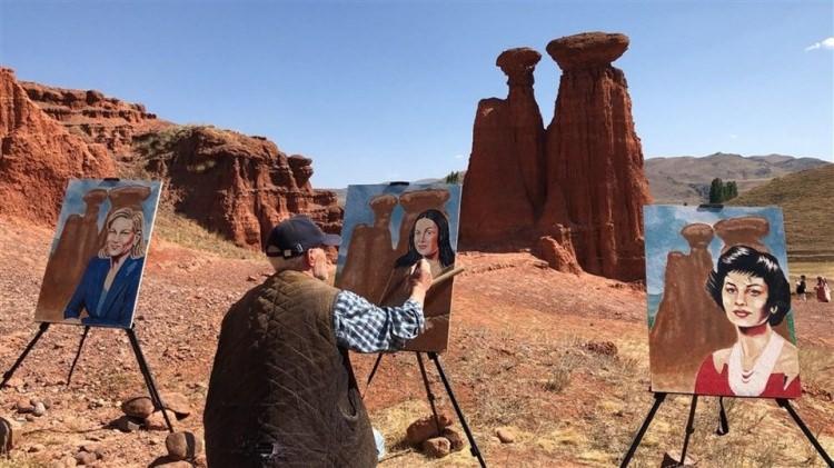 <p>Ressam Mustafa Turanoğlu, Erzurum'da '<strong>kırmızı periler diyarı</strong>' olarak bilinen <strong>Narman peribacalarını</strong> tanıtmak için Mona Lisa, Sophia Loren, Güler Sabancı ve Türkan Şoray'ı Narmanlı Kanyonu'nda resmetti.</p>