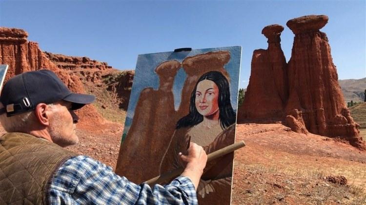 <p>Tamamlanma aşamasına getirdiği çalışmalarına peribacalarında devam eden Turanoğlu, amacının yerli-yabancı turistlerin ilgisini bölgeye çekmek olduğunu söyledi.</p>
