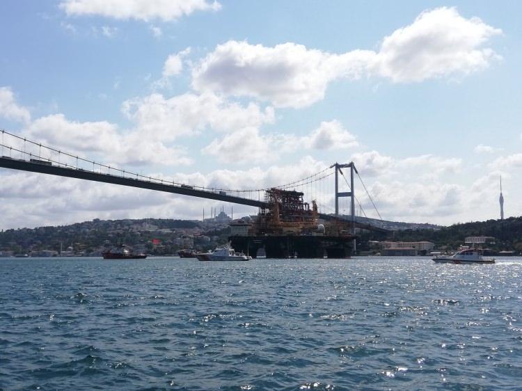 <p>Karadeniz’e açılmak üzere İstanbul Boğazı’ndan geçiş yapan dev platform, havadan görüntülendi.</p>
