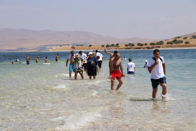 <p>Van'ın merkez Tuşba İlçesi Belediyesi, Van Gölü Aktivistleri Derneği ve Van Su Altı Arama ve Kurtarma Derneği tarafından Van Gölü'nün doğal ve tarihi güzelliklerine dikkat çekmek amacıyla Van Gölü'ndeki Çarpanak Adası’na giden antik yoldan su altı yürüyüşü yapıldı.</p>

<p> </p>
